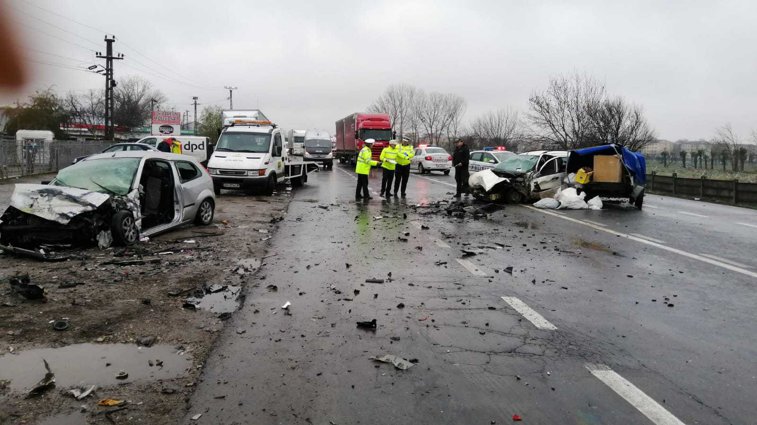 Imaginea articolului Accident grav în Focşani: Două persoane au murit, iar alte patru au fost rănite, după impactul dintre patru maşini - FOTO