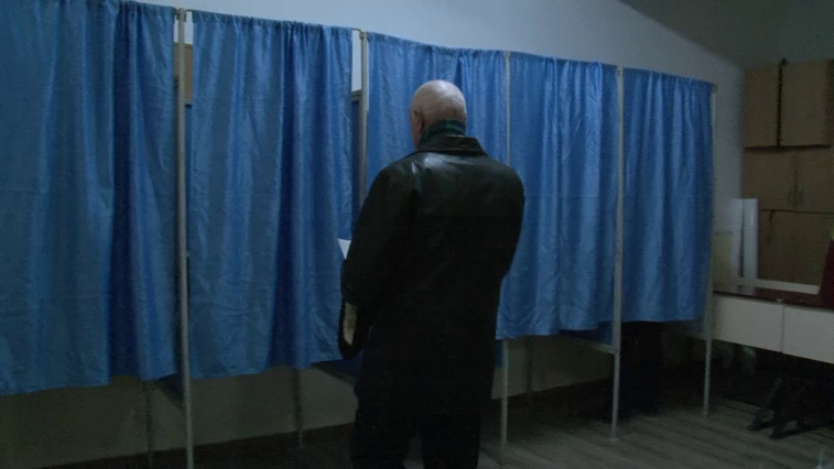 Imaginea articolului Preşedintele unei secţii de votare din Brăila, beat la urne. Cazul, anchetat şi de poliţişti