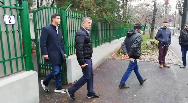 Imaginea articolului VIDEO | Fiii lui Adrian Năstase, huiduiţi la vot. Ce le-a transmis protestatarul Marian "Ceauşescu"