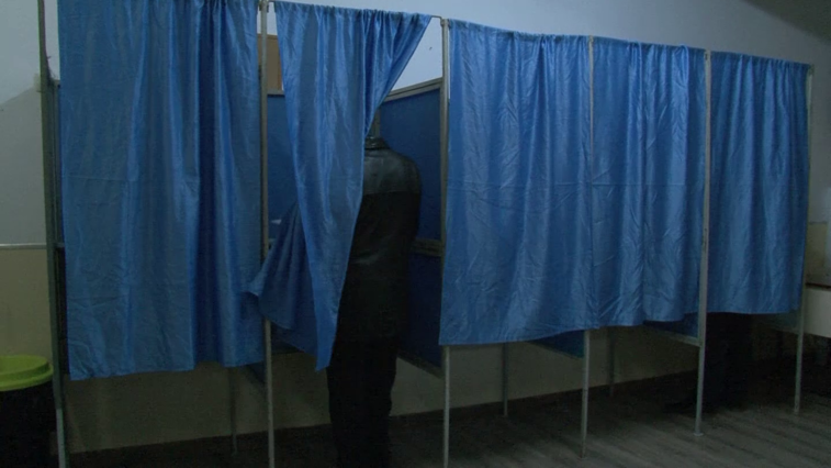 Imaginea articolului Alte alegeri, aceleaşi nereguli: O persoană a venit la vot, dar figura decedată