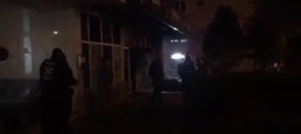 Imaginea articolului VIDEO | Incendiu la parterul unui bloc din Constanţa. 50 de oameni evacuaţi din apartamente