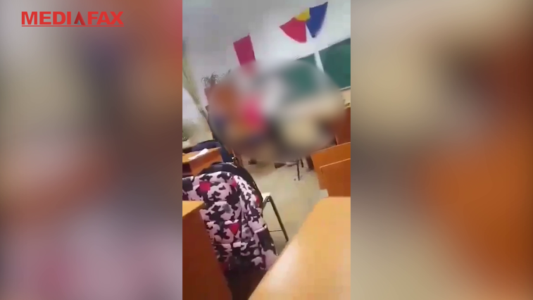 Imaginea articolului Doi elevi au fost filmaţi când se lovesc cu pumnii şi picioarele în sala de clasă. Poliţia face anchetă. VIDEO