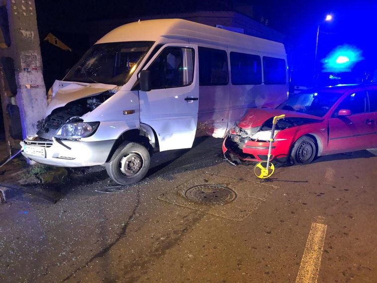 Imaginea articolului Grav accident în Constanţa: Cinci răniţi după ce o maşină şi un microbuz de transport persoane s-au ciocnit