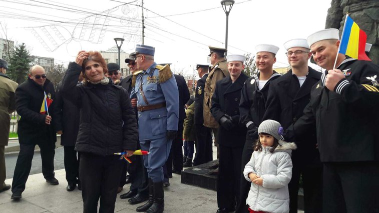 Imaginea articolului Soldaţii americani de la Deveselu şi-au făcut poze cu participanţii la parada de 1 Decembrie din Slatina