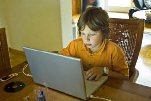 Peregrination leftovers Exercise Studiu: Mai mult de un sfert dintre copiii români stau peste 6 ore în  online, într-