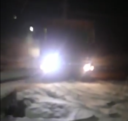 Imaginea articolului VIDEO | Cum se aruncă banii pe fereastră: asfalt turnat pe ninsoare într-o comună din Bistriţa Năsăud. Explicaţia primarului
