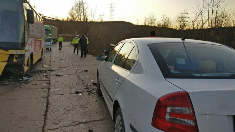 Imaginea articolului Accident în Tulcea: Trei persoane rănite după ce o maşină a intrat într-o depăşire rscantă şi a lovit un autobuz