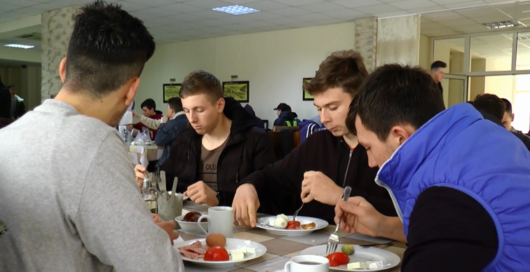 Imaginea articolului Performanţă pe stomacul gol. Sportivii unui club primesc mâncare contra unei rugăciuni