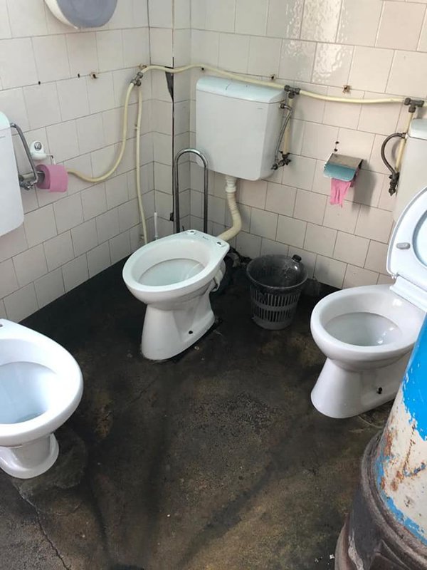 Leeds duck tumor FOTO. Toaleta cu 3 WC-uri dintr-un spital din Cluj
