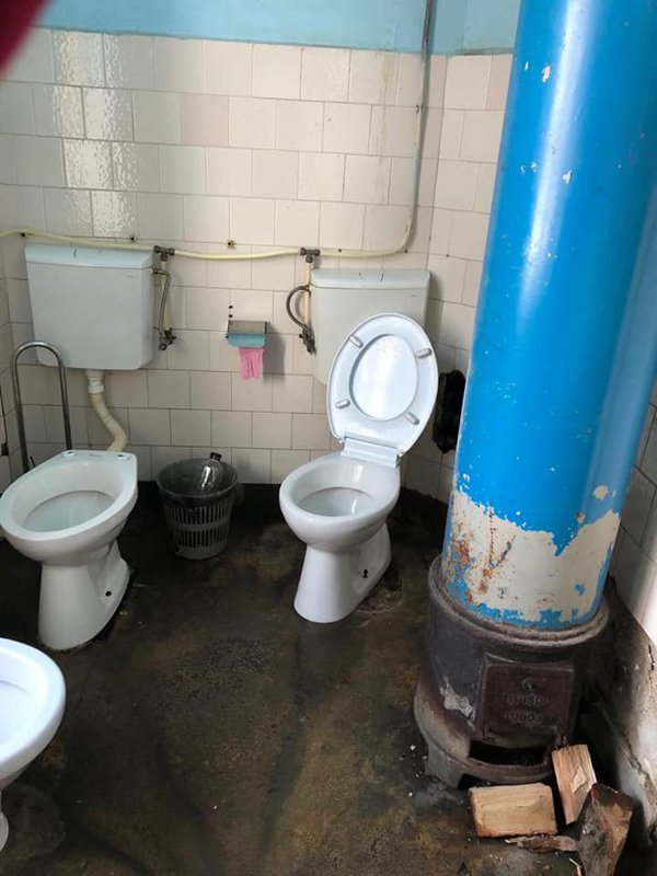 Leeds duck tumor FOTO. Toaleta cu 3 WC-uri dintr-un spital din Cluj