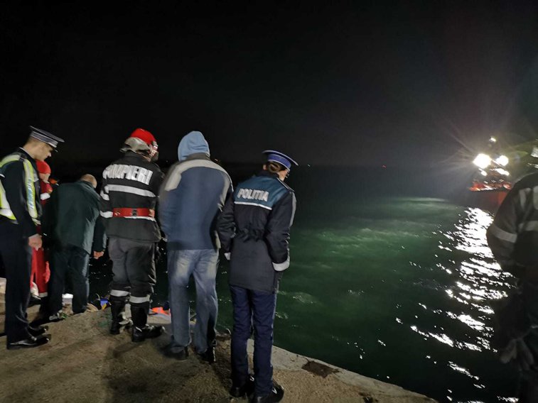 Imaginea articolului Bărbatul căzut cu motostivuitorul în Portul Constanţa este de negăsit. Căutările continuă