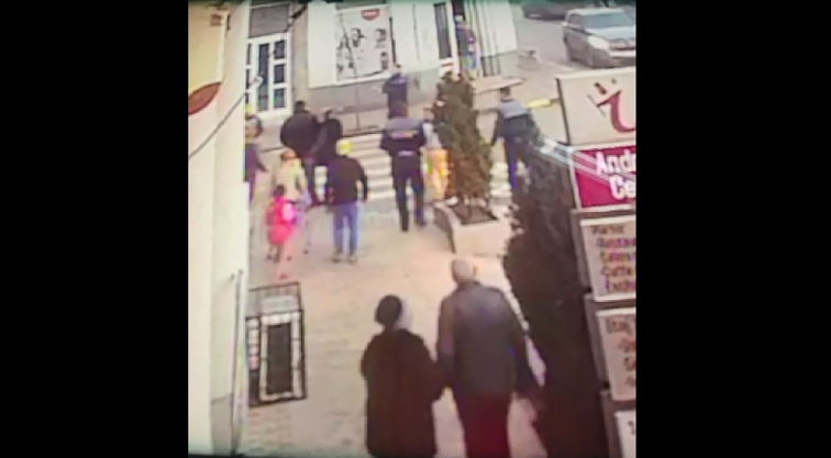 Imaginea articolului Bărbat împuşcat în picior de un poliţist, după ce a înjunghiat o femeie în plină stradă. VIDEO