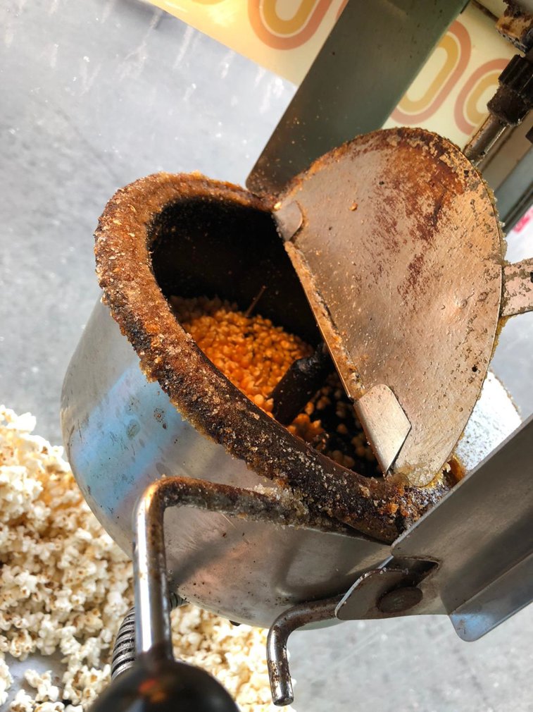 Imaginea articolului Maşină de popcorn ruginită şi alimente ţinute pe jos, la Festivalul Iernii din Constanţa - FOTO