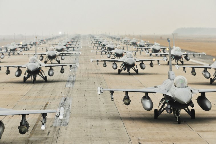 Imaginea articolului Undă verde pentru achiziţionarea a încă cinci avioane F-16. Preşedintele Klaus Iohannis a promulgat legea
