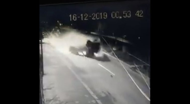 Imaginea articolului VIDEO. Şofer aruncat din maşina care se răstoarnă, surprins de camerele de supraveghere. Gestul făcut imediat după accident