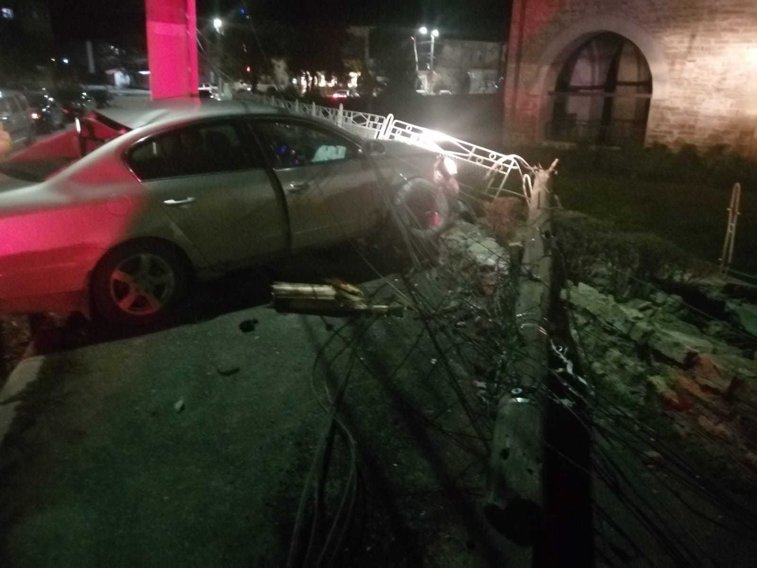 Imaginea articolului Gardul Geamiei din Babadag, distrus de un şofer care a abandonat maşina şi a fugit