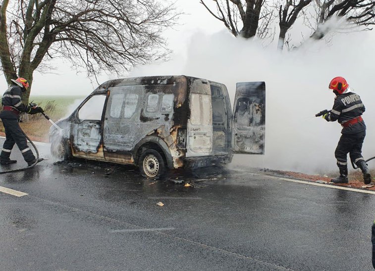Imaginea articolului Maşină în flăcări pe o şosea din Tulcea. Cum s-au salvat pasagerii. FOTO