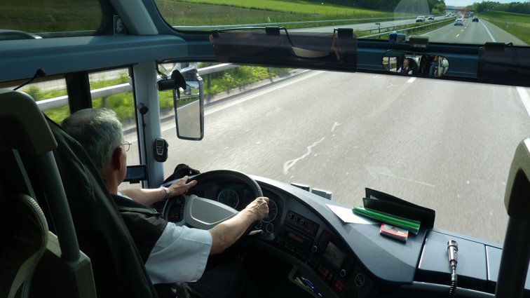 Imaginea articolului Mai mulţi parlamentari propun ca şoferii de autobuz, troleibuz şi vatmanii să se pensioneze mai devreme