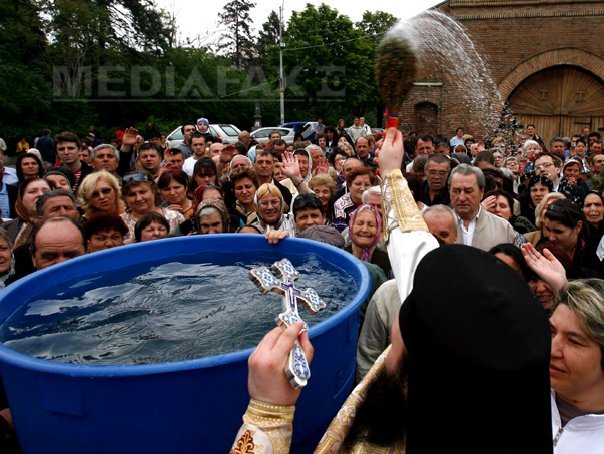 Imaginea articolului 200.000 de sticle pentru agheasma de Bobotează, pregătite de Arhiepiscopie