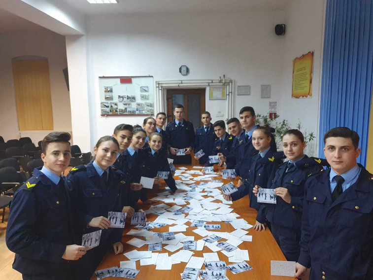 Imaginea articolului Elevii Colegiului Militar din Craiova le-au trimis scrisori şi felicitări militarilor din Afganistan. Mesagerul neobişnuit care a dus plicurile | FOTO