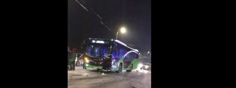 Imaginea articolului Coliziune între o maşină şi un autobuz, în Braşov. O persoană a fost rănită | VIDEO
