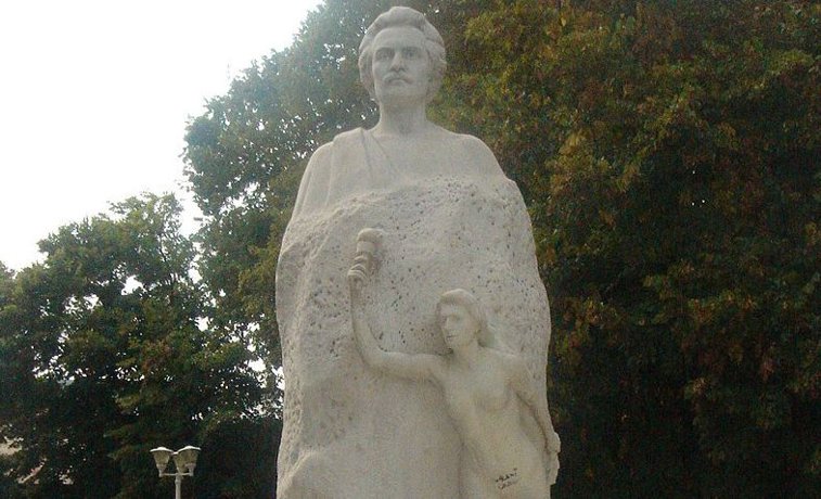 Imaginea articolului Statuia lui Eminescu din Galaţi este păzită zi şi noapte. În fiecare an, un element a dispărut înainte de ceremoniile din 15 ianuarie