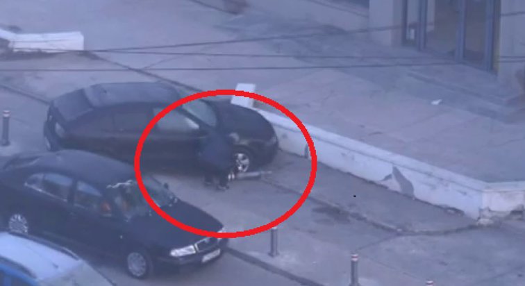 Imaginea articolului Planul ingenios a doi şoferi din Constanţa pentru a-şi parca maşinile într-o zonă aglomerată. Au fost filmaţi în acţiune. VIDEO