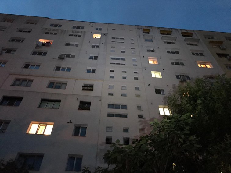 Imaginea articolului O fată de 3 ani a căzut de la etajul 3 al unui bloc din Craiova. Bunica o avea în grijă pe micuţă