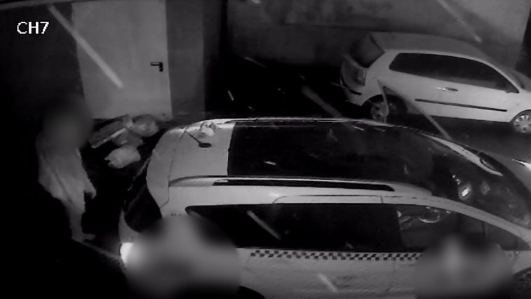 Imaginea articolului Un şofer de taxi din Galaţi a fost surprins de o cameră în timp ce arunca patru pungi. Ce au găsit poliţiştii în ele | VIDEO