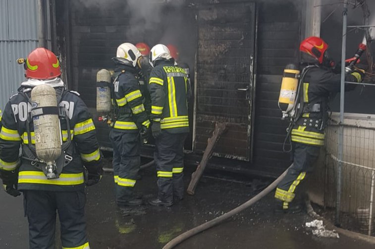 Imaginea articolului Două persoane rănite şi cinci maşini distruse în urma unui incendiu la un service auto în Braşov | FOTO