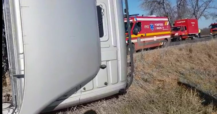 Imaginea articolului VIDEO | Un mort şi un rănit după impactul dintre o cisternă şi trei maşini. Cisterna nu avea o încărcătură periculoasă