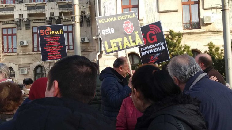 Imaginea articolului Protest anti-5G la Craiova. Sute de oameni au participat: „Tehnologia aceasta, în loc să-i apropie pe oameni, îi îndepărtează” - FOTO