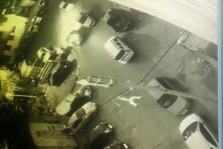 Imaginea articolului Bătaie violentă pe o stradă din Galaţi. Întreaga scenă a fost filmată de o cameră amplasată pe un bloc. VIDEO
