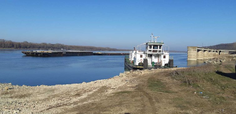 Imaginea articolului Navă încărcată cu produse din metal, eşuată pe Dunăre, în apropiere de Calafat