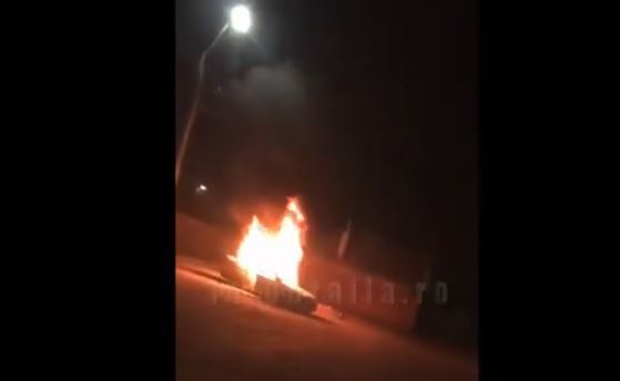 Imaginea articolului VIDEO: Un tânăr din Brăila şi-a incendiat maşina şi a transmis live pe Facebook: M-am plictisit de ea