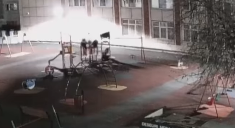 Imaginea articolului VIDEO: Trei copii distrug un loc de joacă din Brăila. Cum au fost sancţionaţi