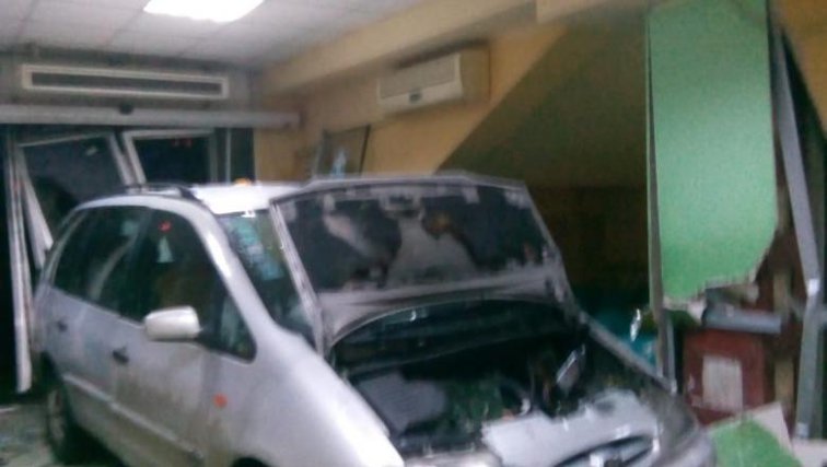 Imaginea articolului Pedeapsa primită de bărbatul care a intrat cu maşina prin uşile de la UPU Craiova