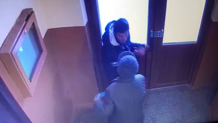 Imaginea articolului Lupta dintre o bătrână din Timişoara şi hoţul care a vrut să îi fure geanta. VIDEO