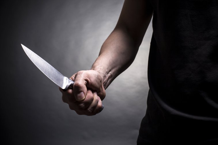 Imaginea articolului Un adolescent cu cagulă pe faţă a ameninţat o vânzătoare din Târgovişte cu cuţitul. 