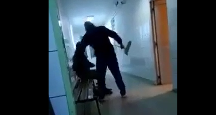 Imaginea articolului Sancţiuni la spitalul din Reşiţa după ce un bărbat a fost târât pe hol şi dat afară cu mătura
