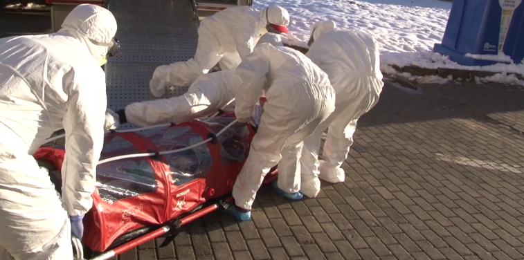 Imaginea articolului VIDEO. Gafa medicilor: Pacienta din Suceava, suspectă de coronavirus, a fost scăpată de pe targă în timp ce era transferată la Iaşi