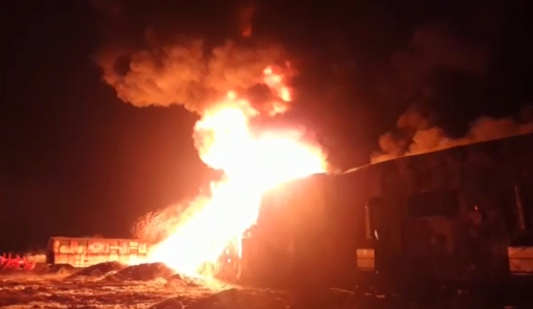 Imaginea articolului VIDEO. Incendiu puternic în Ilfov. O hală cu bazine de acetonă şi alte substanţe inflamabile a luat foc / A fost emis un mesaj Ro-Alert
