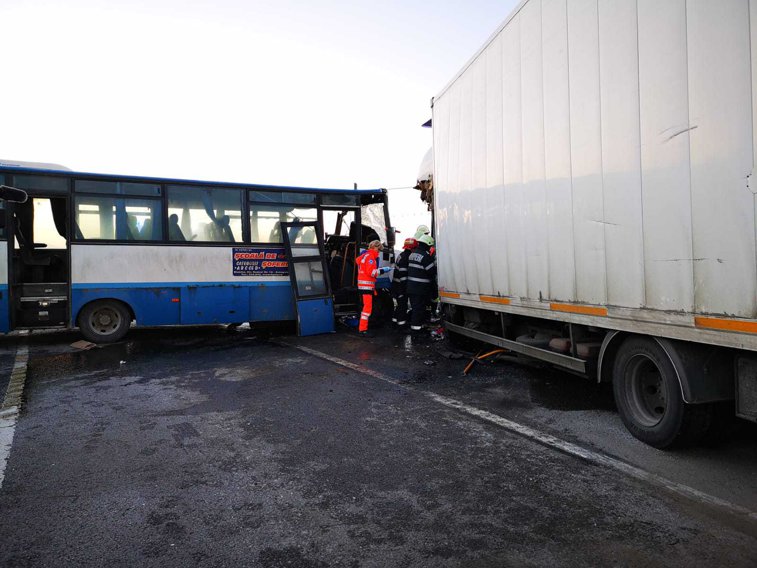 Imaginea articolului Accident mortal în Bistriţa. O persoană a decedat, iar alte 8 au fost rănite, în urma impactului dintre un camion şi un autobuz. FOTO