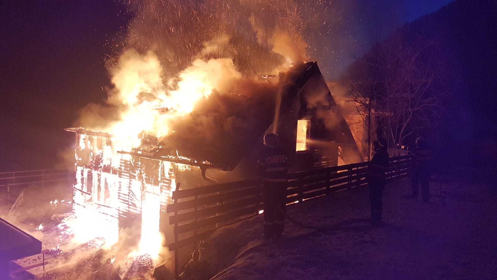 VIDEO: O cabană din Mărişel a ars într-un incendiu. Flăcările s-au extins la altă cabană