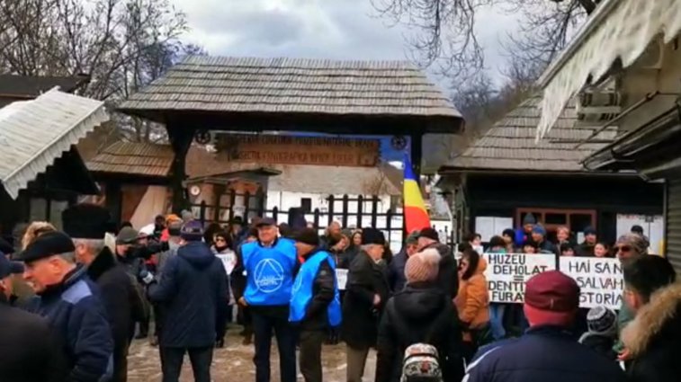 Imaginea articolului VIDEO: Protest în apropierea Castelului Bran. Oamenii vor să salveze Muzeului Satului