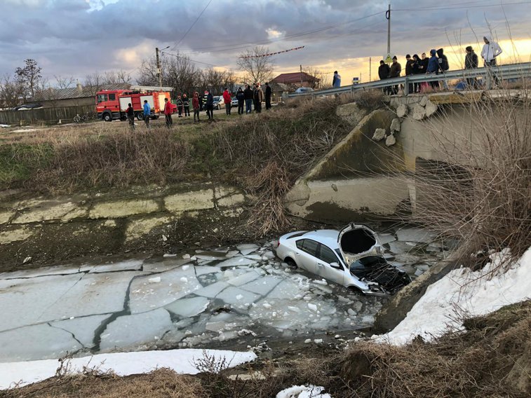 Imaginea articolului Brăilean salvat, după ce s-a răsturnat cu maşina într-un canal cu apă îngheţată. Ce alcoolemie avea bărbatul