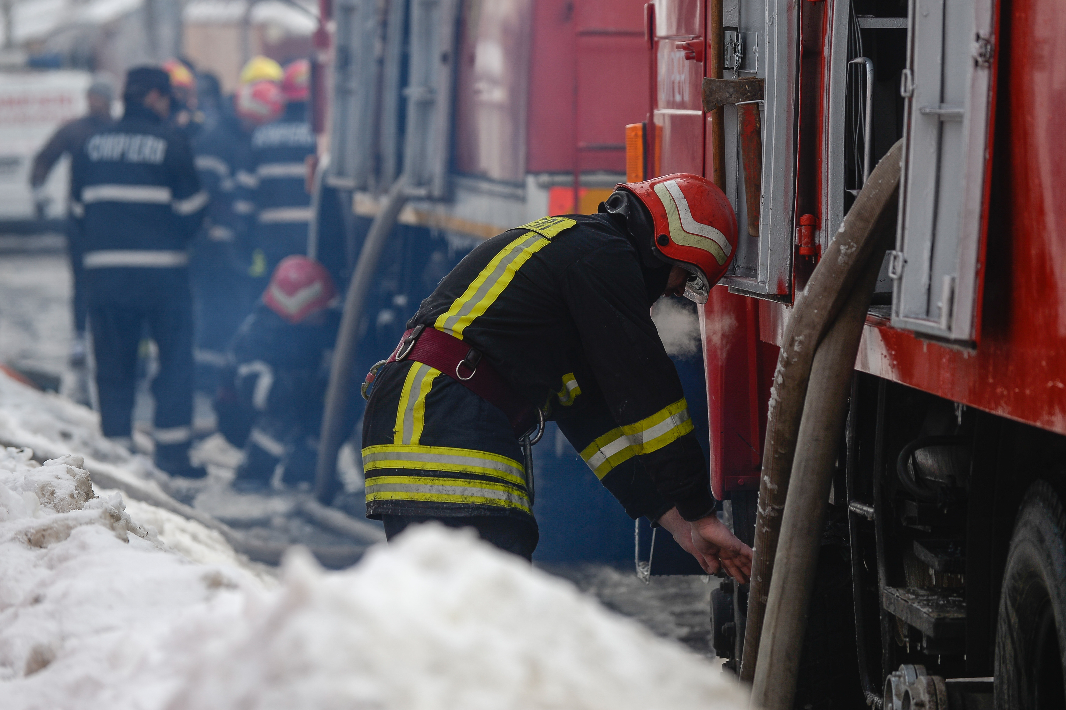 Incendiu la mansarda unui bloc din Craiova. 20 de persoane s-au autoevacuat