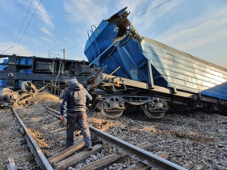 Imaginea articolului Noi imagini de la accidentul feroviar din Olt: Linia ferată, distrusă pe zeci de metri. Traficul ar putea fi reluat peste o săptămână