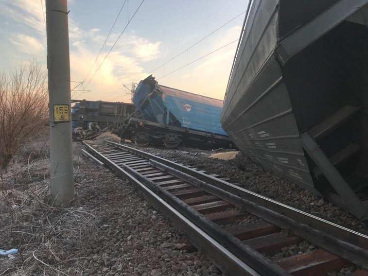 Imaginea articolului Prima ipoteză în cazul accidentului feroviar din Olt. 15 vagoane ale unui tren de marfă au deraiat