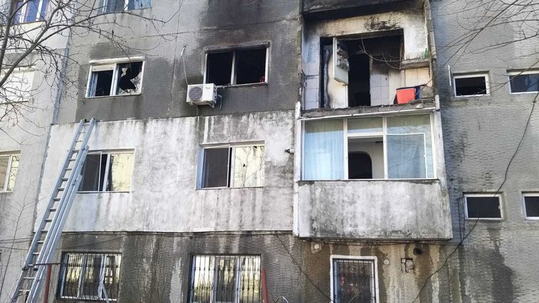 Imaginea articolului Incendiu puternic la un bloc din Medgidia. Pompierii au salvat un bărbat, în urma exploziei unei butelii